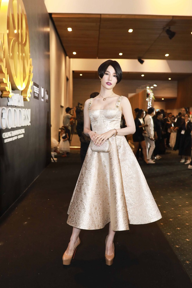 Hoa hậu đại dương Ngân Anh cùng dàn mỹ nhân thiêu đốt thảm đỏ show thời trang của Chung Thanh Phong - Ảnh 12.