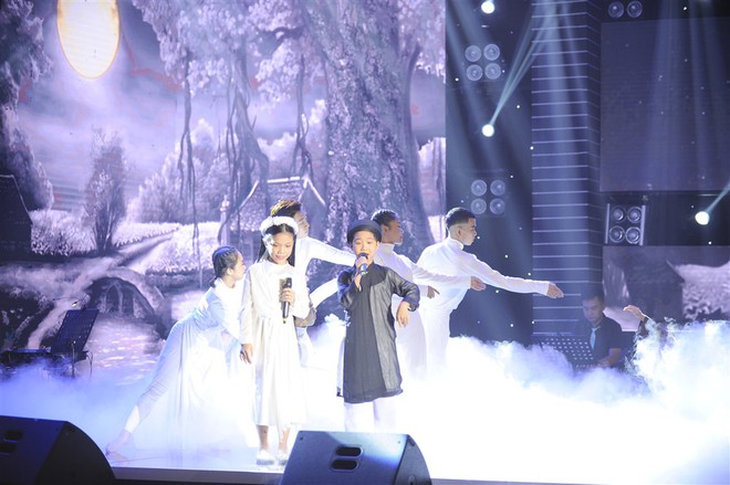 Cô bé cùng quê Sơn Tùng song ca Lạc trôi gây thích thú - Ảnh 6. Cô bé cùng quê Sơn Tùng song ca Lạc trôi gây thích thú - Ảnh 6.