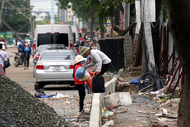 Hà Nội: Đường tắc, người dân liều mình làm xiếc trên đường Phạm Văn Đồng  - Ảnh 9.