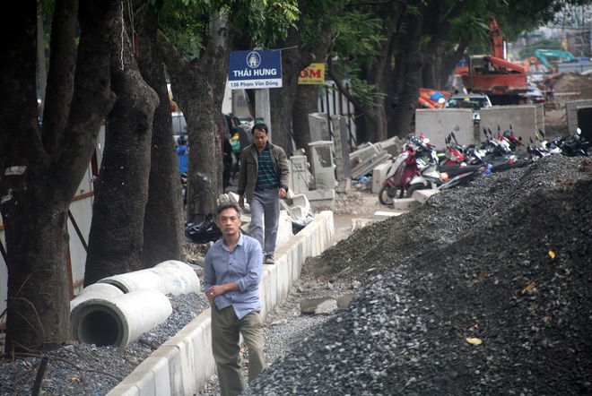 Hà Nội: Đường tắc, người dân liều mình làm xiếc trên đường Phạm Văn Đồng  - Ảnh 11.