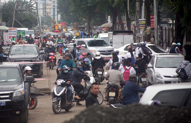 Hà Nội: Đường tắc, người dân liều mình làm xiếc trên đường Phạm Văn Đồng  - Ảnh 1.