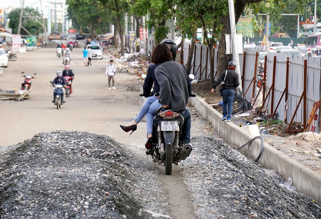 Hà Nội: Đường tắc, người dân liều mình làm xiếc trên đường Phạm Văn Đồng  - Ảnh 3.