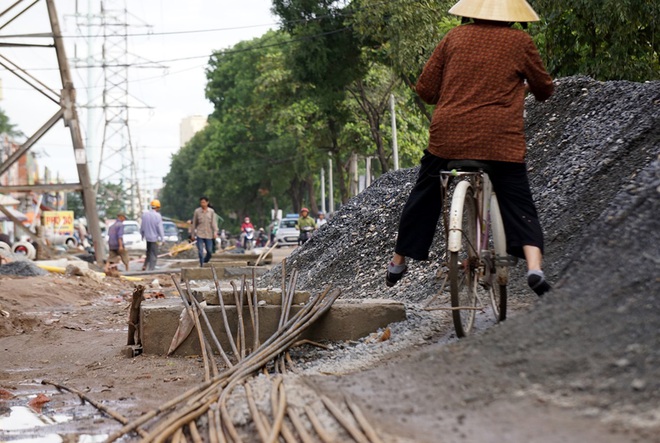 Hà Nội: Đường tắc, người dân liều mình làm xiếc trên đường Phạm Văn Đồng  - Ảnh 14.