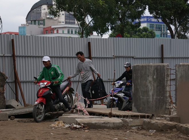 Hà Nội: Đường tắc, người dân liều mình làm xiếc trên đường Phạm Văn Đồng  - Ảnh 4.