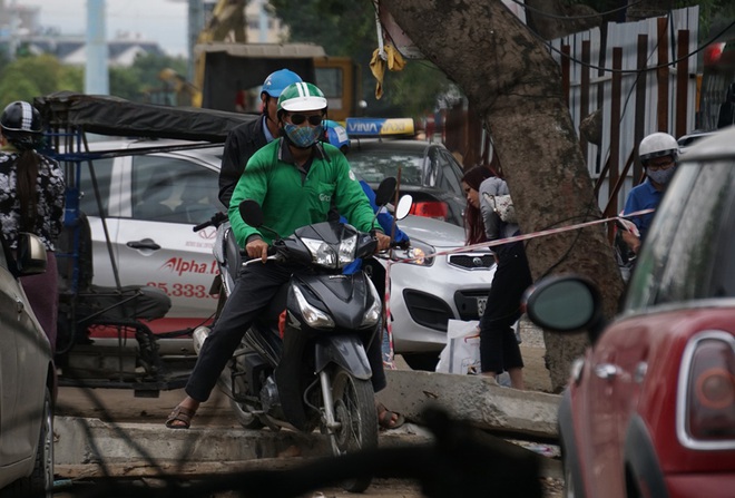 Hà Nội: Đường tắc, người dân liều mình làm xiếc trên đường Phạm Văn Đồng  - Ảnh 7.