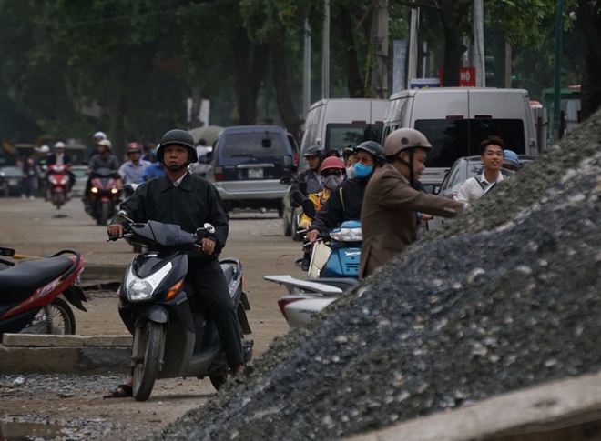 Hà Nội: Đường tắc, người dân liều mình làm xiếc trên đường Phạm Văn Đồng  - Ảnh 8.