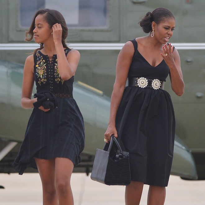 Phong cách thời trang của con gái lớn cựu Tổng thống Obama đúng là bản sao hoàn hảo của mẹ - Ảnh 1.