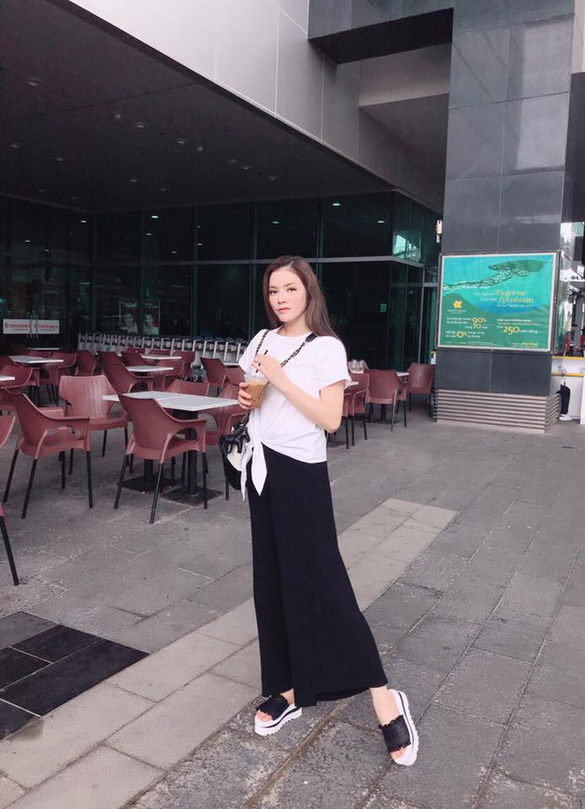 Street style tuần này: Angela Phương Trinh diện váy ôm già chát, Kỳ Duyên nổi bật vì dát hàng hiệu từ đầu tới chân - Ảnh 13. Street style tuần này: Angela Phương Trinh diện váy ôm già chát, Kỳ Duyên nổi bật vì dát hàng hiệu từ đầu tới chân - Ảnh 13.