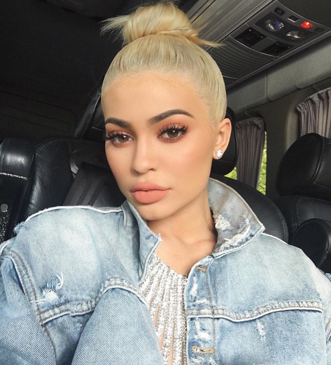 Cả showbiz Việt bây giờ toàn chạy theo phong cách trang điểm mắt đậm môi tều giống Kylie Jenner - Ảnh 1.