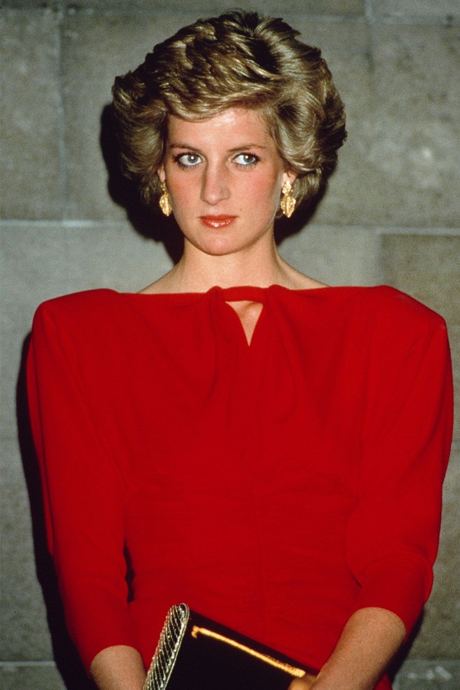Luôn trung thành với mái tóc ngắn nhưng Công nương Diana luôn biết cách biến hóa cho kiểu tóc của mình thêm đa dạng - Ảnh 7.