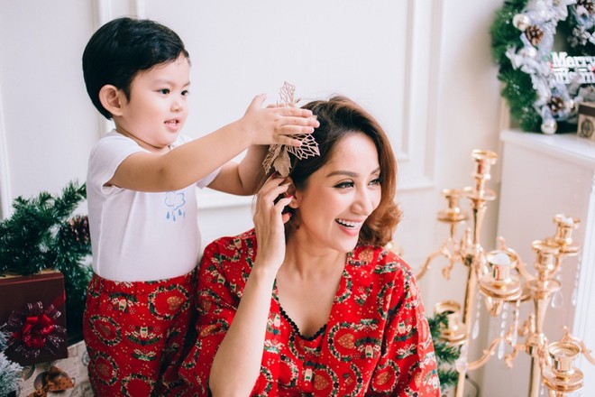 Vợ chồng Khánh Thi, Phan Hiển đón Giáng sinh ấm áp bên con trai - Ảnh 4.