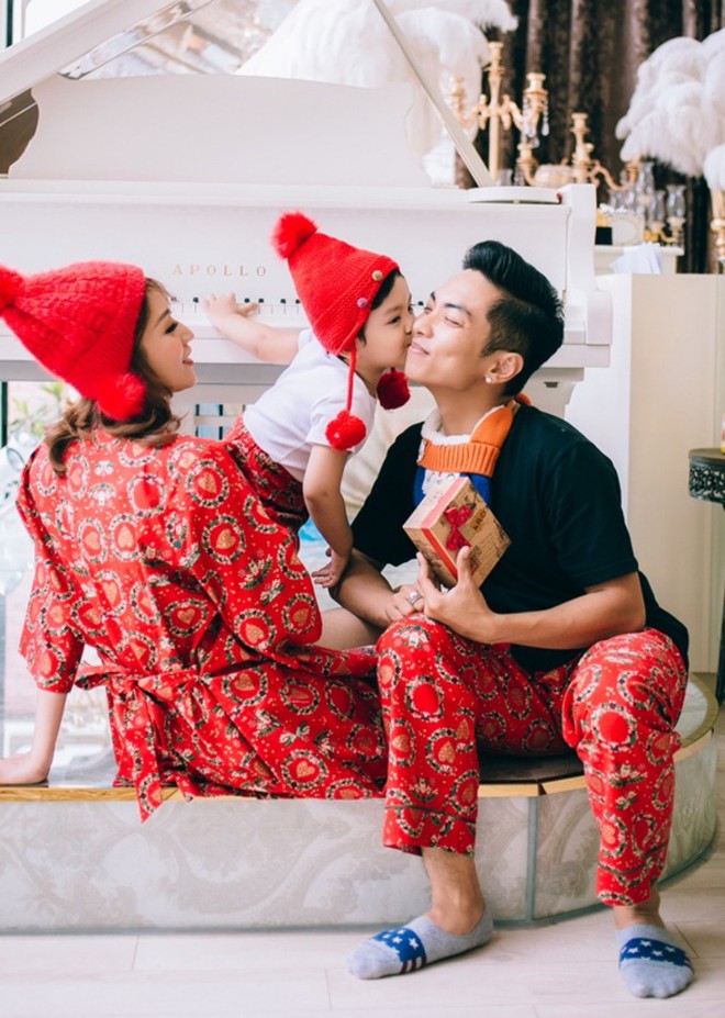 Vợ chồng Khánh Thi, Phan Hiển đón Giáng sinh ấm áp bên con trai - Ảnh 8.