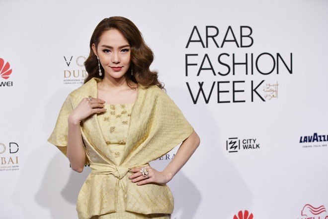 Phạm Hương và Minh Hằng đẹp bất phân thắng bại trên thảm đỏ Arab Fashion Week - Ảnh 4.