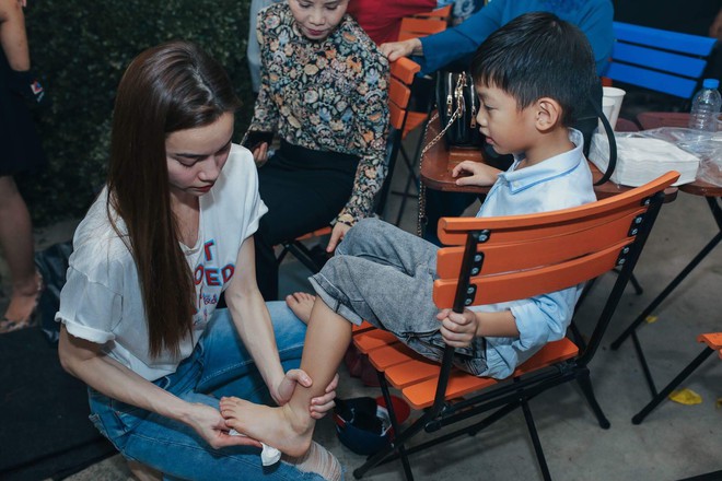 Hồ Ngọc Hà cúi người rửa chân cho con trai nhân dịp sinh nhật 7 tuổi - Ảnh 2.