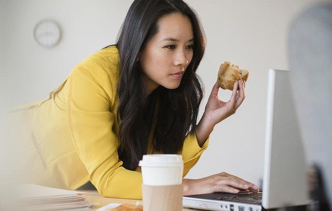 Sai lầm trong việc giảm cân tại nơi làm việc khiến bạn ăn rất ít nhưng vẫn tròn quay - Ảnh 6.