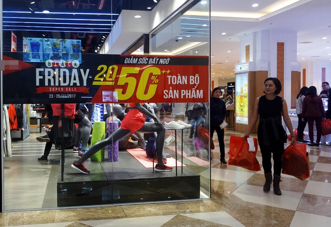 Người dân hồ hởi săn hàng giảm giá trước ngày Black Friday 2017 - Ảnh 8.