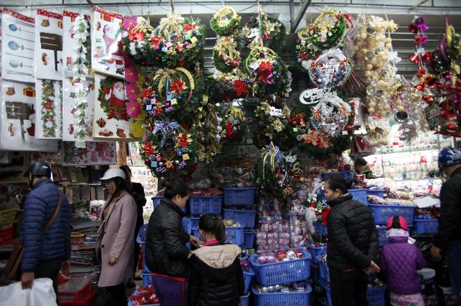 Thị trường đồ trang trí Noel: Xuất hiện nhiều món khủng với giá tiền triệu vẫn hút khách - Ảnh 1.