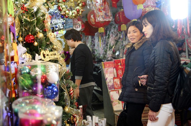Thị trường đồ trang trí Noel: Xuất hiện nhiều món khủng với giá tiền triệu vẫn hút khách - Ảnh 2.