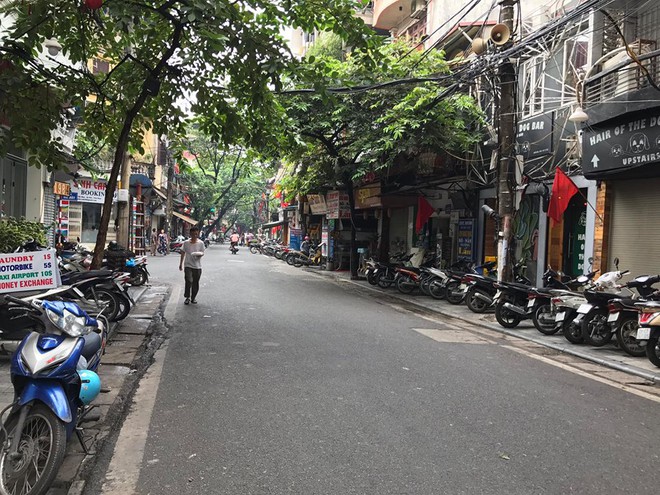 Hà Nội: Hỗn chiến trước quán bar trên phố Mã Mây, nhiều người bị thương - Ảnh 2.