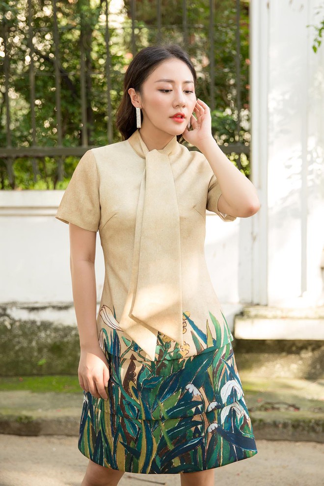 Sau sự cố rách váy, Văn Mai Hương rạng rỡ khoe phong cách thanh lịch  - Ảnh 4.