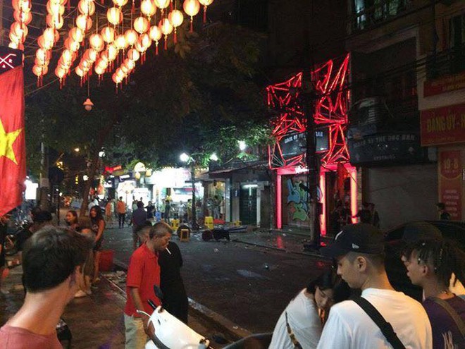 Hà Nội: Hỗn chiến trước quán bar trên phố Mã Mây, nhiều người bị thương - Ảnh 1.