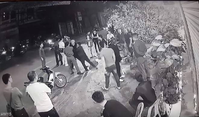Hà Nội: Can ngăn 20 người đánh nhau, nữ nhân viên quán nhậu ngã bất tỉnh - Ảnh 1.