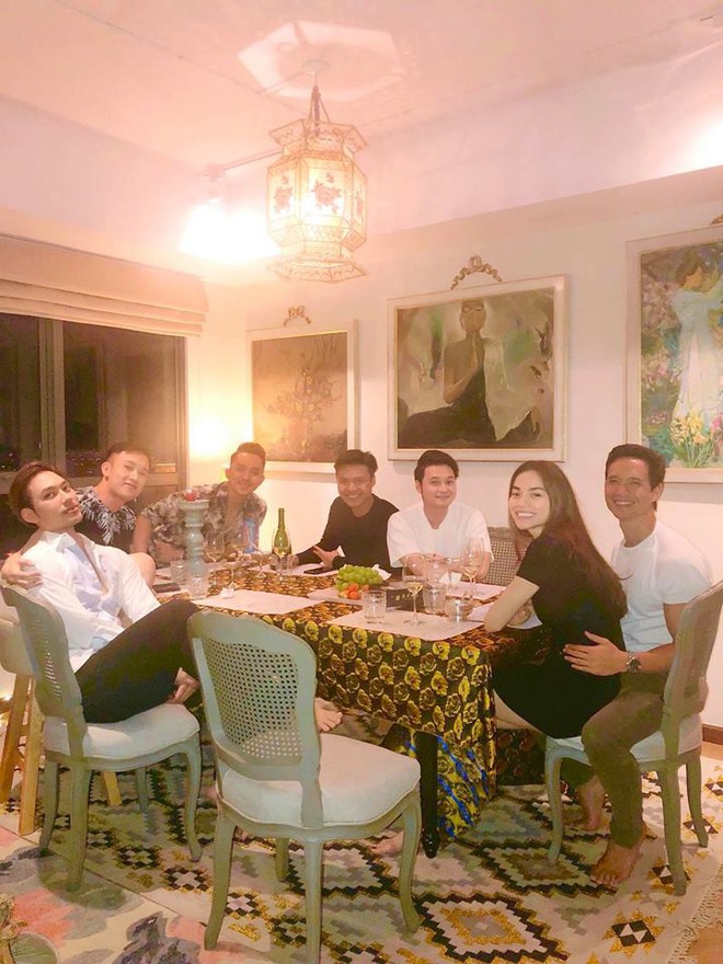 Hồ Ngọc Hà tình tứ ngồi trong lòng Kim Lý ngay giữa bàn tiệc với bạn bè đầu năm mới - Ảnh 1.