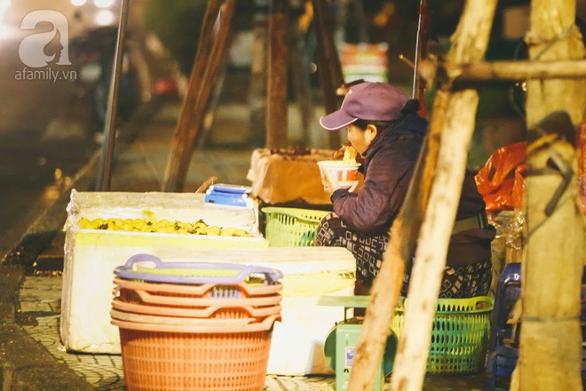 Những vòng tay ôm, những nụ hôn ngọt ngào đêm Hà Nội 17 độ - Ảnh 19.