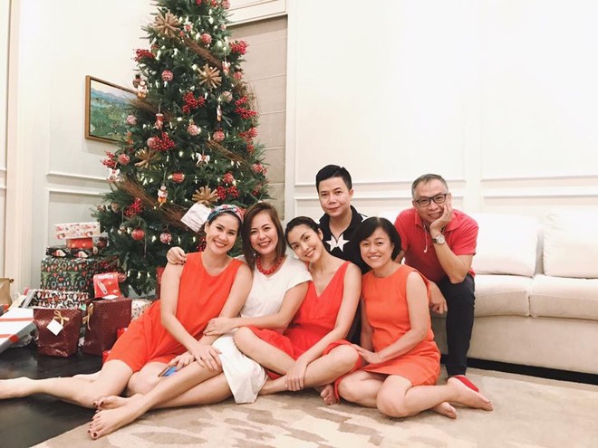 Tăng Thanh Hà xinh đẹp với váy đỏ vui Giáng sinh sớm cùng hội bạn thân - Ảnh 2.