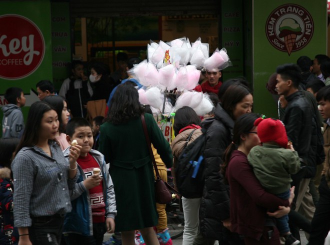 Hà Nội: Trước giờ đếm ngược chào năm mới 2018, phố đi bộ bị hàng rong bủa vây - Ảnh 3.