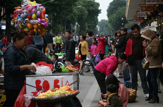 Hà Nội: Trước giờ đếm ngược chào năm mới 2018, phố đi bộ bị hàng rong bủa vây - Ảnh 9.