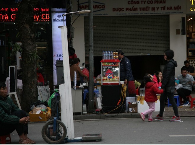 Hà Nội: Trước giờ đếm ngược chào năm mới 2018, phố đi bộ bị hàng rong bủa vây - Ảnh 11.