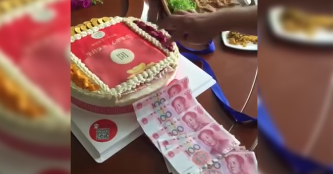 Nịnh mẹ chồng, nàng dâu làm bánh sinh nhật nhả ra tiền độc  nhất vô nhị - Ảnh 2.