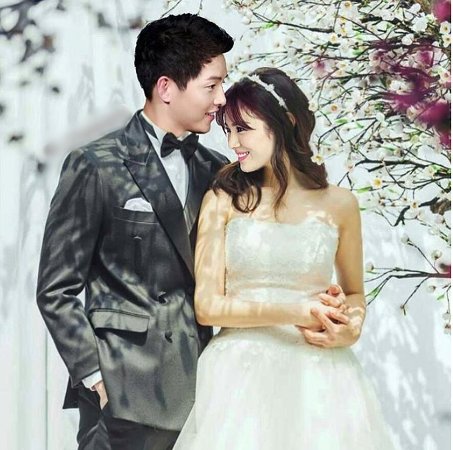 Song Joong Ki - Song Hye Kyo tay trong tay tình tứ đi mua sắm tại Paris - Ảnh 2.