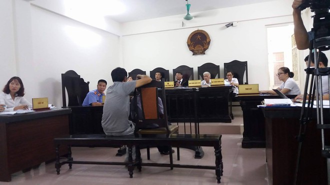 Cụ ông 79 tuổi hiếp dâm bé gái 3 tuổi ở Hà Nội nhận mức án 8 năm tù, bồi thường 33 triệu đồng - Ảnh 7.