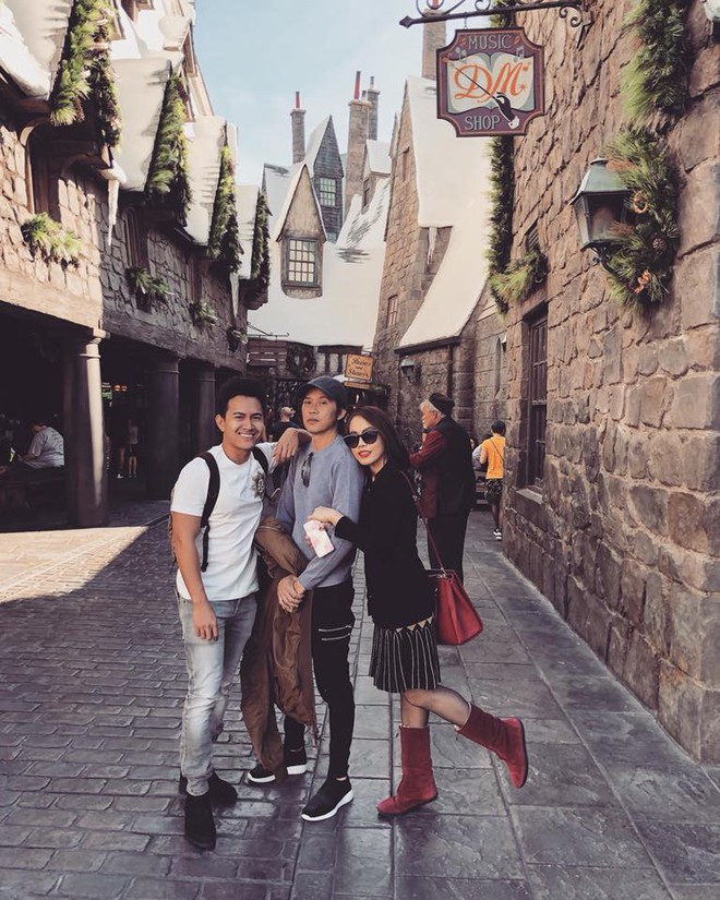 Ho&agrave;i Linh bất ngờ xuất hiện c&ugrave;ng con trai ruột 27 tuổi - Ảnh 1.