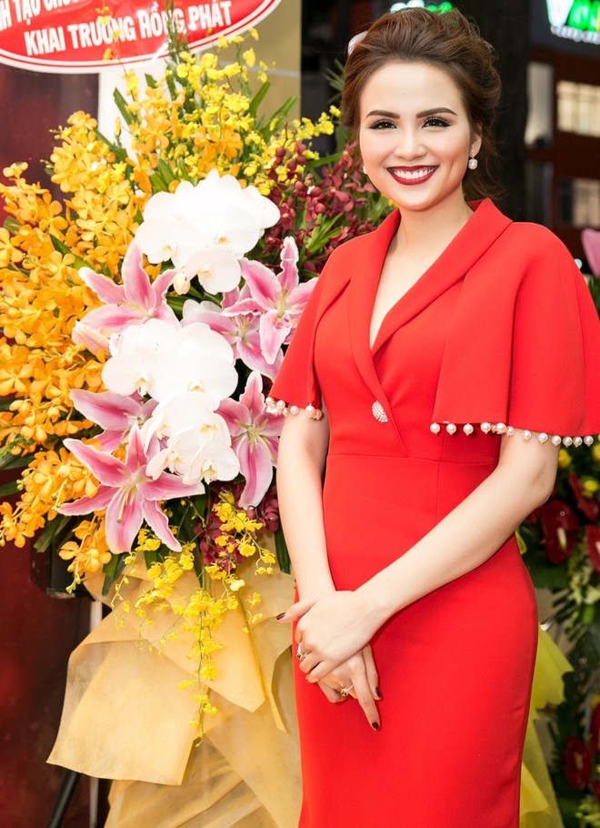Hoa hậu Diễm Hương rạng ngời hạnh phúc bên chồng con - Ảnh 1.