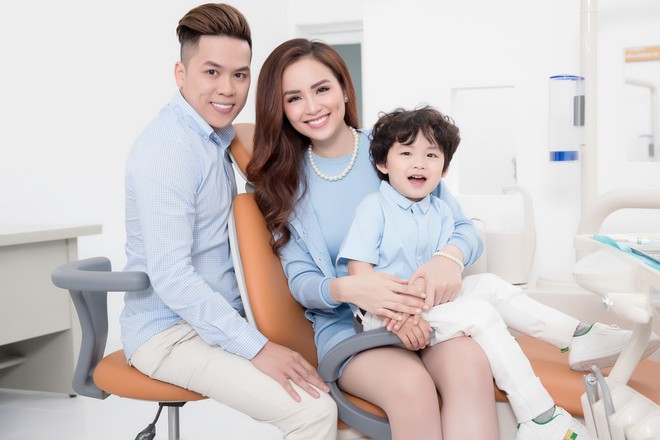 Hoa hậu Diễm Hương rạng ngời hạnh ph&uacute;c b&ecirc;n chồng con - Ảnh 8.