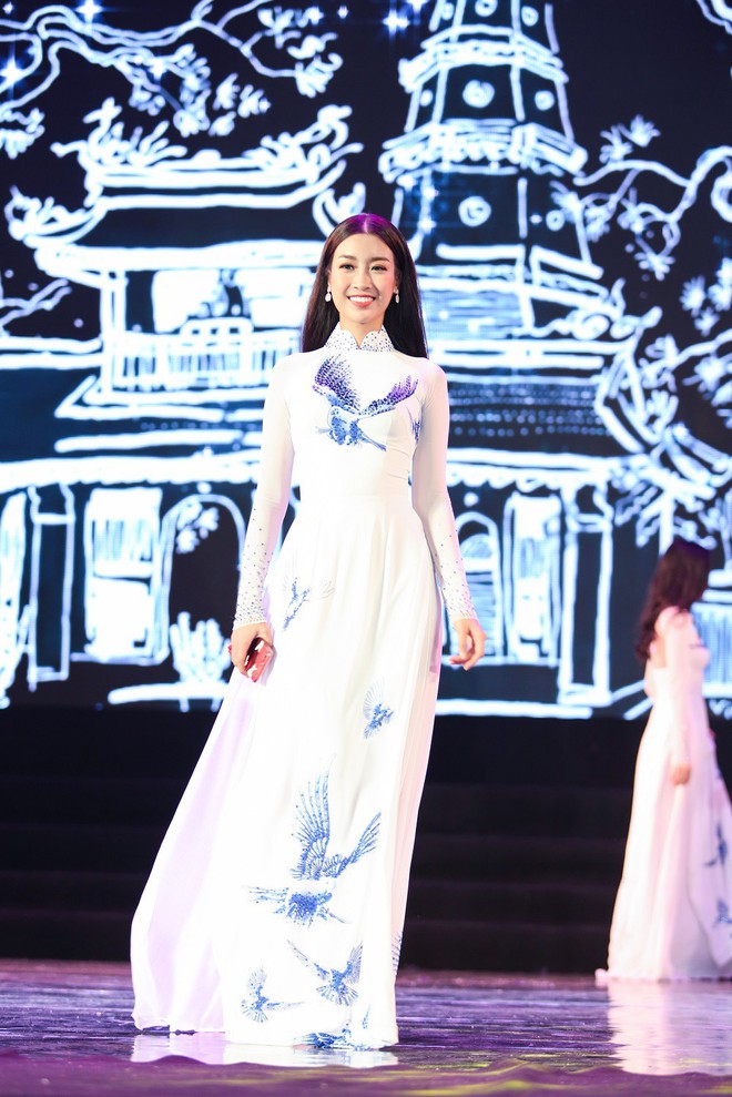 Hoa hậu Mỹ Linh, Đông Nhi diện áo dài duyên dáng trong buổi tổng duyệt bế mạc LHP Việt Nam - Ảnh 2.