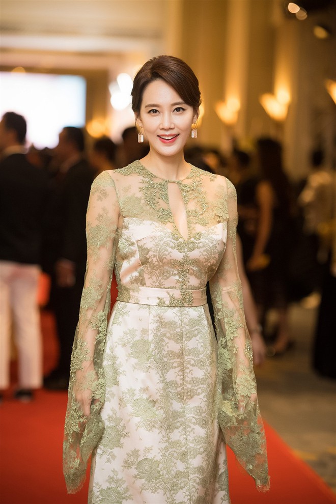 Mặc váy xòe quá to, Đỗ Mỹ Linh được cựu Hoa hậu Hàn giúp chỉnh trang khi chụp ảnh - Ảnh 5.