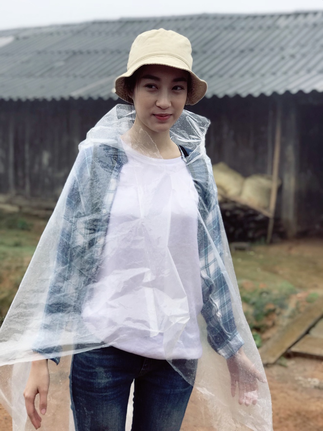 Ăn mặc xuề xòa, Hoa hậu Mỹ Linh vẫn tươi như hoa sau khi bị cô lập ở vùng bão Yên Bái - Ảnh 1.