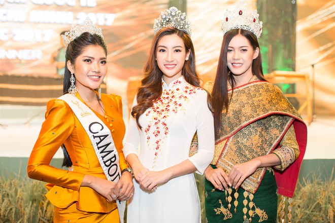 Hoa hậu Mỹ Linh đẹp nổi bật bên cạnh Hoa hậu Lào và Campuchia - Ảnh 1.