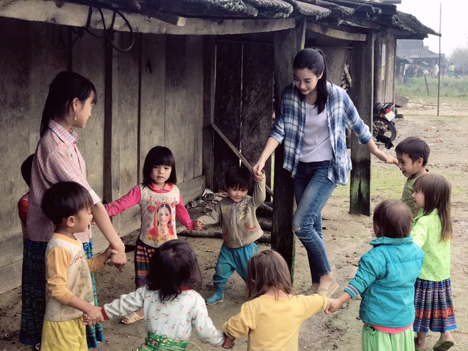 Ăn mặc xuề xòa, Hoa hậu Mỹ Linh vẫn tươi như hoa sau khi bị cô lập ở vùng bão Yên Bái - Ảnh 7.