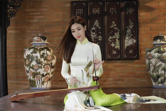 Xao xuyến trước vẻ ngọt ngào của Hoa hậu Mỹ Linh bên đàn bầu - Ảnh 5.