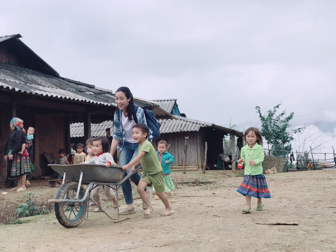 Ăn mặc xuề xòa, Hoa hậu Mỹ Linh vẫn tươi như hoa sau khi bị cô lập ở vùng bão Yên Bái - Ảnh 10.