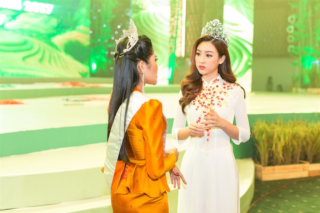 Hoa hậu Mỹ Linh đẹp nổi bật bên cạnh Hoa hậu Lào và Campuchia - Ảnh 4.
