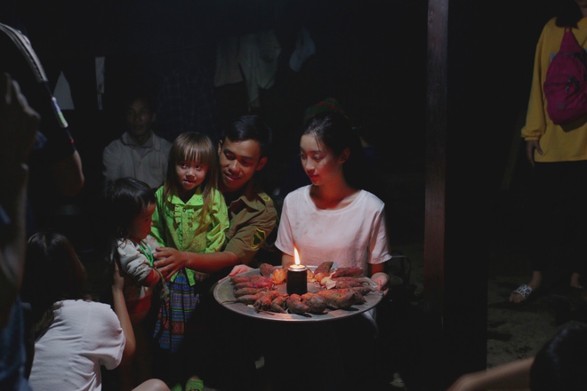 Bánh sinh nhật là... mâm khoai lang, Hoa hậu Mỹ Linh vẫn rạng ngời đón tuổi mới - Ảnh 5.