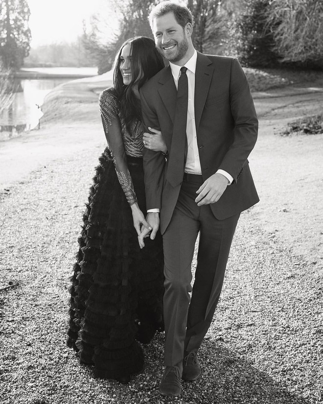 Hôn thê của Hoàng tử Harry diện váy hơn 1 tỉ đồng trong bộ ảnh đính hôn - Ảnh 2.