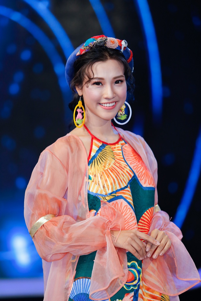 Hoàng Oanh đeo bông tai lạ, đẹp rực rỡ với áo yếm - Ảnh 3.