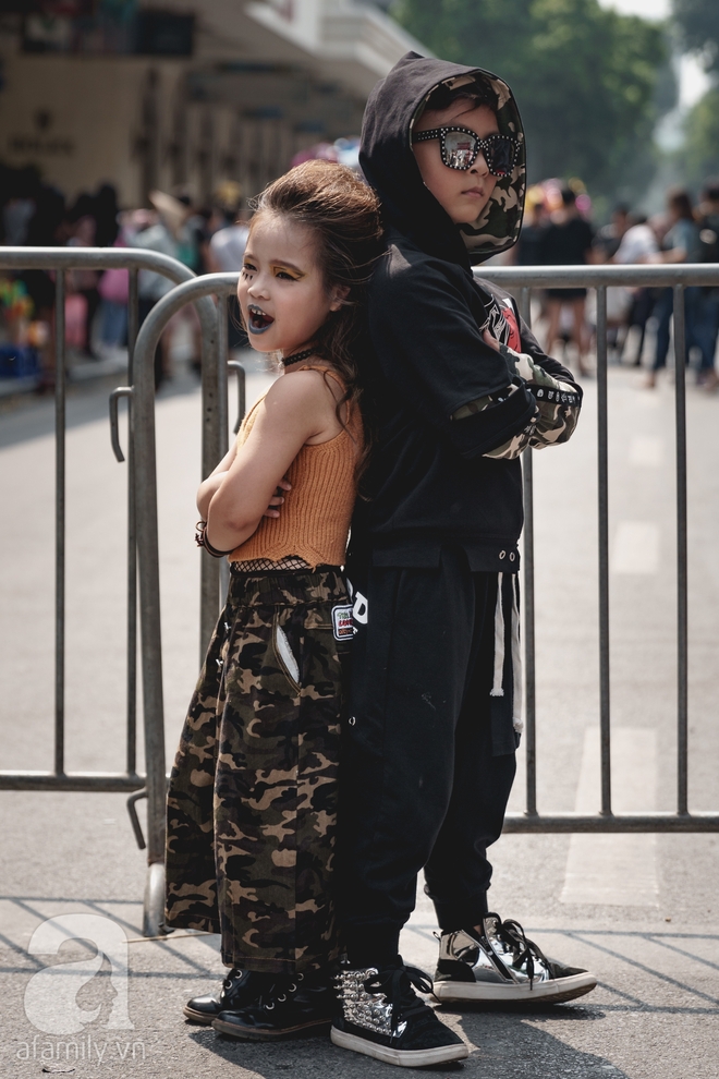 Vietnam International Fashion Week: Mới ngày đầu mà các nhóc tì đã đổ bộ xuống phố với street style chất phát ngất thế này - Ảnh 12.